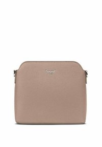 Béžová koženková crossbody taška s zaobleným vrchem, stříbrnými detaily a minimalistickým designem. Obsahuje logo a zipové uzavření.