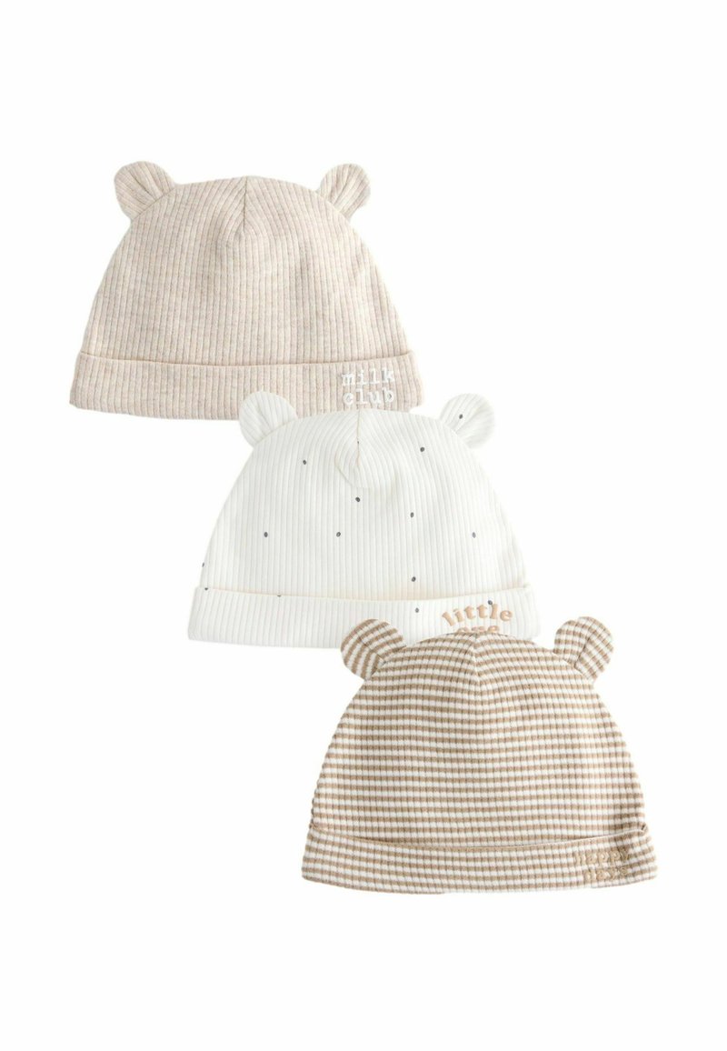 Drie babyhoedjes: een lichtbeige geribd hoedje met oortjes, een wit gestreept hoedje met stippen en een bruin geruit hoedje, elk met omgeslagen boord.