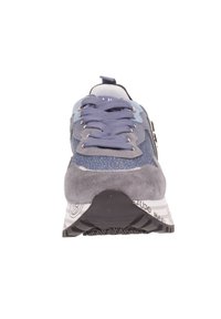 Sneaker da uomo con un mix di suede grigio e mesh blu sulla parte superiore, punta arrotondata, suola resistente e lacci a contrasto con il marchio sul lato.