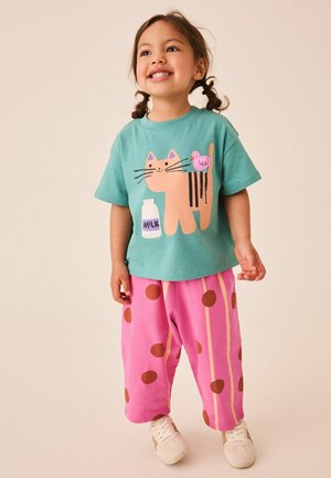 Next, REGULAR FIT - SHORT SLEEVE T-SHIRT AND BARREL TROUSERS SET - Trousers - green cat