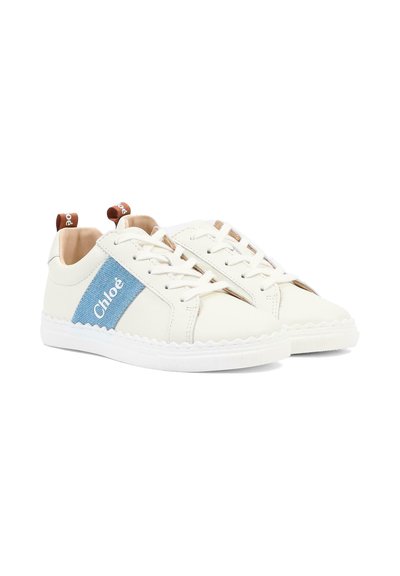 Białe skórzane sneakersy z jasnoniebieskim paskiem z tkaniny i falistą gumową podeszwą. Brązowe logo na pięcie. Sznurowana konstrukcja.