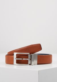 Cinturón de cuero marrón con un acabado texturizado, que cuenta con una hebilla rectangular de plata y un forro interior suave. Diseño simple y práctico.