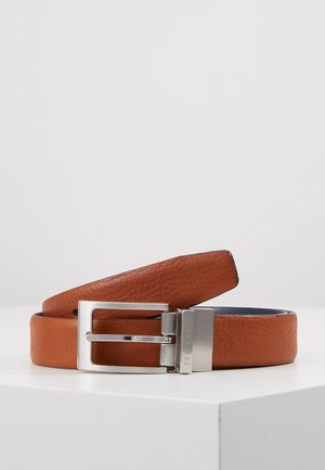 Cinturón de cuero marrón con un acabado texturizado, que cuenta con una hebilla rectangular de plata y un forro interior suave. Diseño simple y práctico.