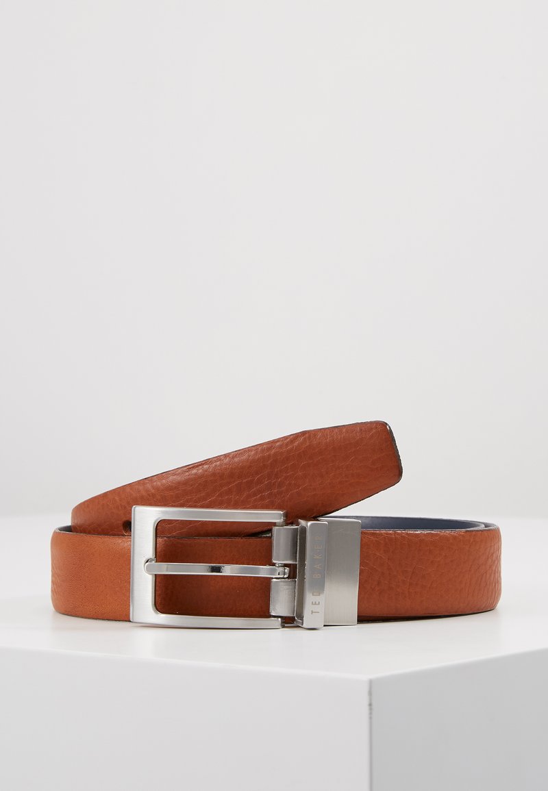 Cinturón de cuero marrón con un acabado texturizado, que cuenta con una hebilla rectangular de plata y un forro interior suave. Diseño simple y práctico.