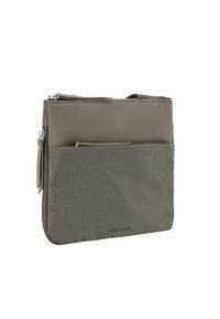 Grijze multifunctionele tas met twee ritscompartimenten, een gladde textuur en een verstelbare schouderband, geschikt voor dagelijks gebruik of als laptophoes.