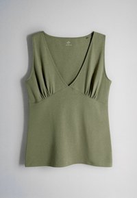 Haut sans manches vert olive avec décolleté en V et détails de tissu froncés sous la poitrine, posé à plat sur un fond gris.
