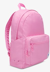 Roosa seljakott vastupidavast kangast, ümarate vormidega, ees lukuga tasku, küljetaskud ja logoga detail. Masinpesuga reguleeritavad rihmad kaasas.