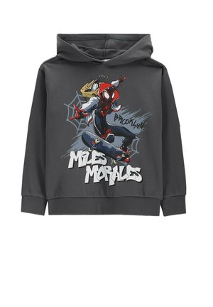 Ciemnoszara bluza z kapturem z grafiką Milesa Moralesa w stroju Spider-Mana na deskorolce, napisem "Miles Morales" oraz graffiti "Brooklyn" w tle.