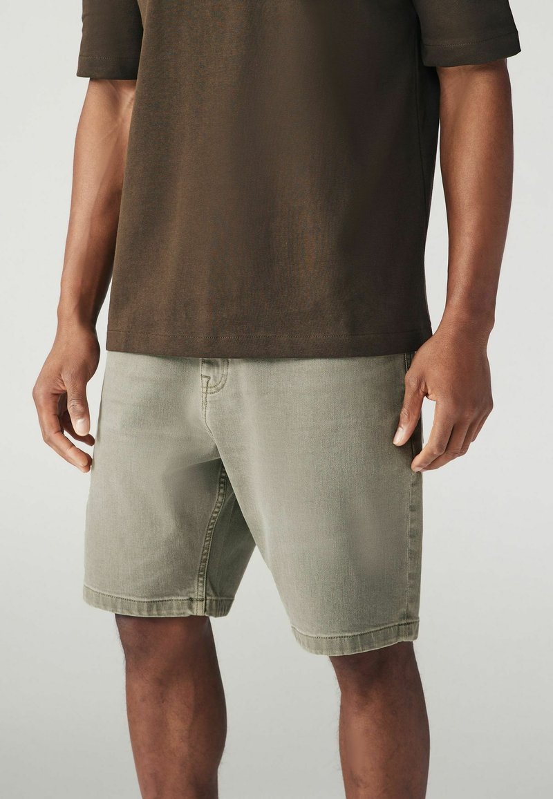 Next REGULAR FIT - Pantaloni scurți - khaki green