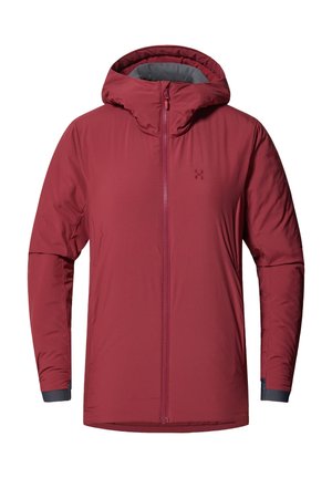 Giacca isolante rossa con cappuccio, cerniera a tutta lunghezza e accenti grigi. Materiale esterno liscio con una consistenza leggermente imbottita.