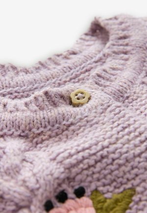 Lavendel gebreide stof met ribbelstructuur, voorzien van een kleine beige bloemetjesknop en gedeeltelijke bloemenborduring in roze, zwart en groen.