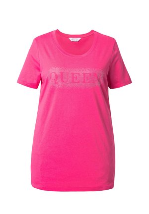 Felroze T-shirt met korte mouwen en ronde halslijn, versierd met zilveren strassletters die "QUEEN" spellen op de voorkant.