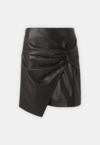 Sort læder mini nederdel med en snoet knude detalje i taljen, med et slankt design og en glat, blank overflade.