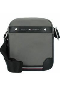 Borsa a tracolla grigia in nylon con accenti in pelle nera, caratterizzata da una banda con logo e un dettaglio a strisce nella parte inferiore. Include una tracolla regolabile.