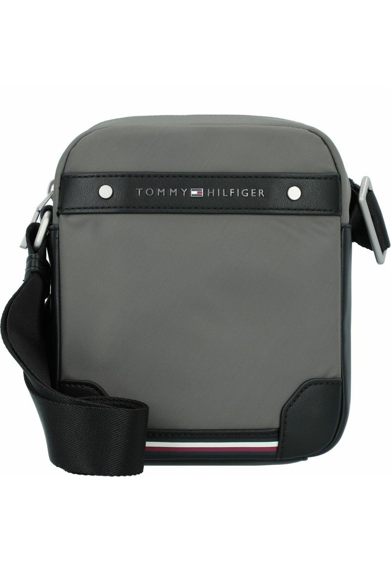 Borsa a tracolla grigia in nylon con accenti in pelle nera, caratterizzata da una banda con logo e un dettaglio a strisce nella parte inferiore. Include una tracolla regolabile.