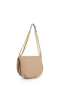 Beige læder skuldertaske med en bueformet design, prydet med en guldkæde-strop og en glat tekstur. Ideel til både afslappede og formelle anledninger.