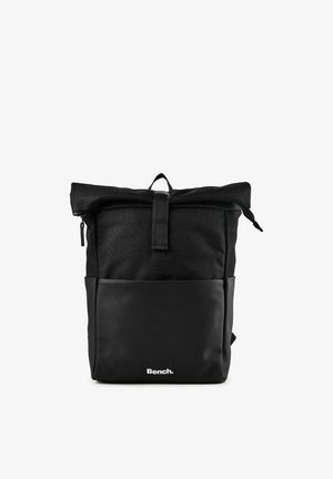 Schwarzer Roll-Top-Rucksack mit Frontreißverschlusstasche, Stoff- und Kunstledermaterialien sowie dem "Bench."-Logo zentriert unten vorne.