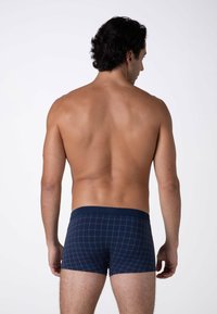 Boxer shorts blu navy con un motivo a griglia, realizzati in tessuto morbido. Presentano un elastico in vita solido e un design aderente per il massimo del comfort. Vista posteriore mostrata.
