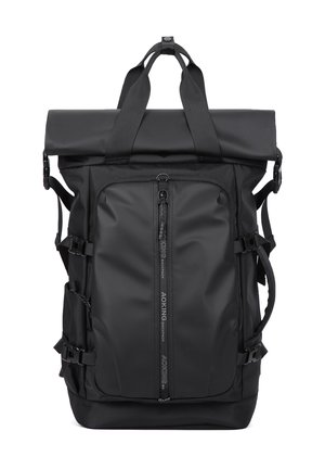 Zaino nero con chiusura roll-top, tasca frontale con zip, cinghie laterali di compressione, doppie impugnature superiori e spallacci regolabili.