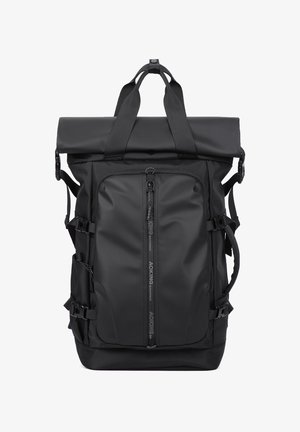 Zaino nero con chiusura roll-top, tasca frontale con zip, cinghie laterali di compressione, doppie impugnature superiori e spallacci regolabili.