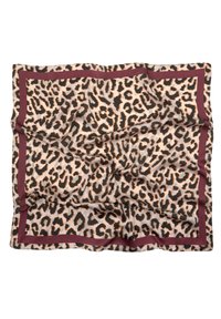 Rutasti kvadratna šal z leopardjim vzorcem, ki ima mehak, svilen teksturo in bogato burgundsko obrobo. Oblikovanje prikazuje črne in rjave madeže na svetli podlagi.