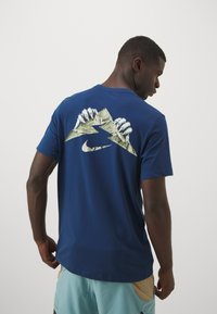 Nike Performance TEE ENERGY TRAIL - Sports T-shirts - brave blue