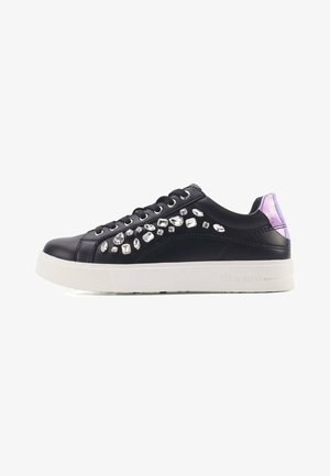 Juodos žemos sportinės bateliai su lygiu paviršiumi, papuošti daugiakampio formos rhinestones ir balta guma padais. Purpuriniai akcentai ant kulno.