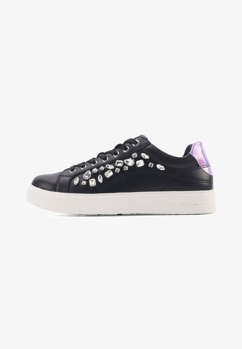 Sneaker basse nere con una texture liscia, decorate con strass di forme multiple e una suola in gomma bianca. Accenti viola sul tallone.