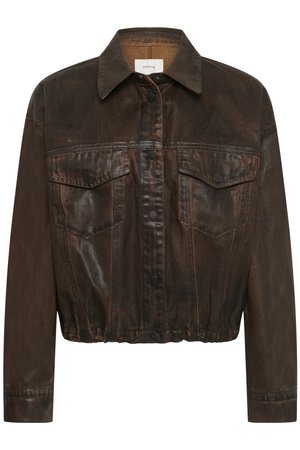 Donkerbruin cropped spijkerjasje met knoopsluiting, twee klepzakken aan de voorkant, lange mouwen en een klassieke kraag.