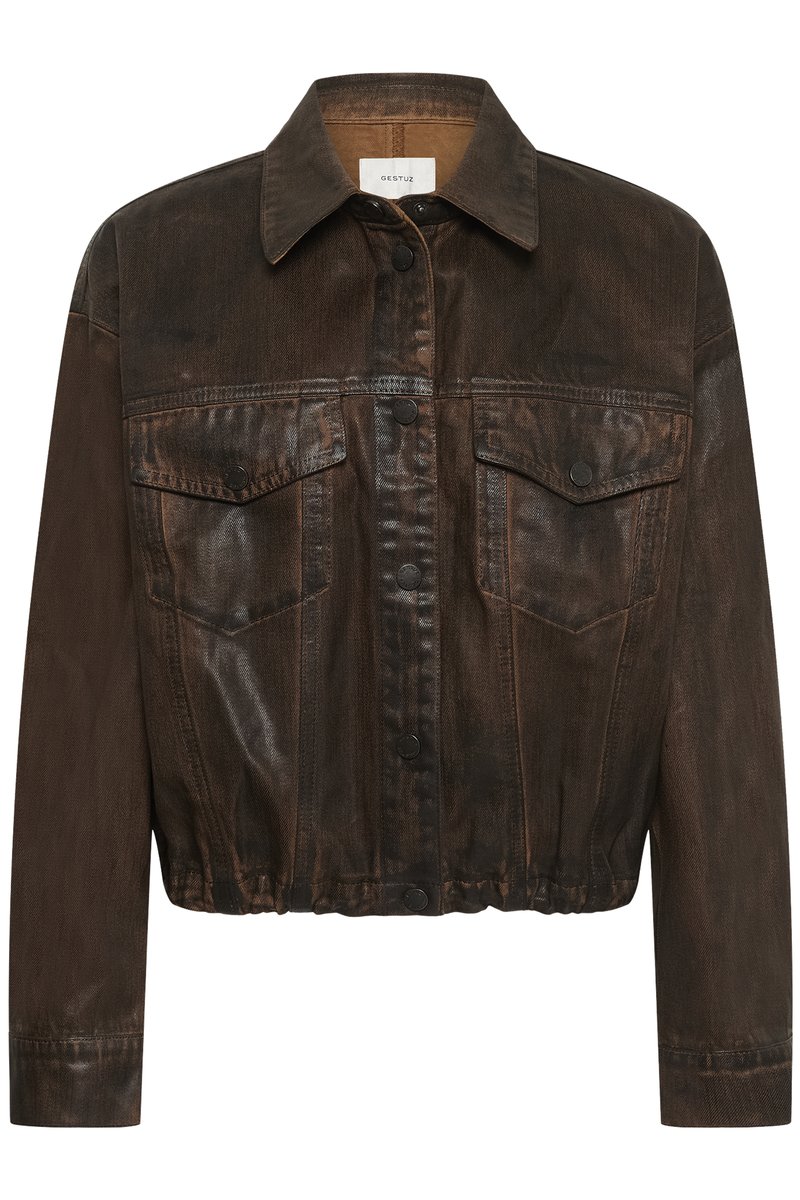 Mörkbrun kort jeansjacka med knappstängning, två framfickor med lock, långa ärmar och klassisk krage.