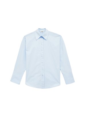 Jasnoniebieska koszula na guziki z długimi rękawami i spiczastym kołnierzykiem, rozłożona na płasko na białym tle.