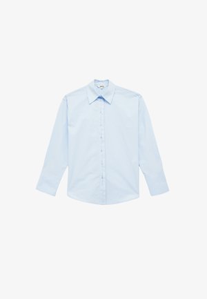 Hellblaues, langärmliges Hemd mit Knopfleiste und spitzem Kragen, flach auf weißem Hintergrund liegend.