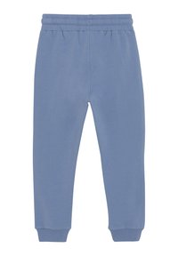 Lys blå joggebukser laget av mykt stoff, med elastisk midjebånd, avsmalnende mansjetter, og en glatt tekstur uten lommer.