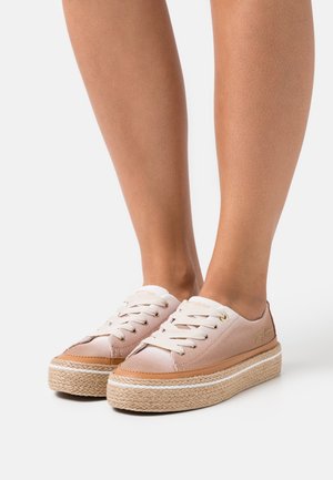 Růžové plátěné tenisky s tkanými juty podrážkami. Mají bílé tkaničky, zlaté očky a decentní logo na boku.