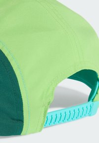 Zielona czapka z gładką, materiałową górą, ciemnozielonym panelem i jasnoniebieskim regulowanym paskiem. Projekt zawiera starannie wykonane detale szycia.