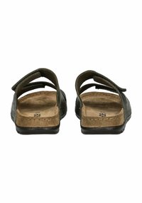 Černé sandály s měkkou semišovou stélkou a nastavitelnými popruhy. Ploché podrážky s minimálním vzorem, otevřená zadní část a zaoblené okraje.