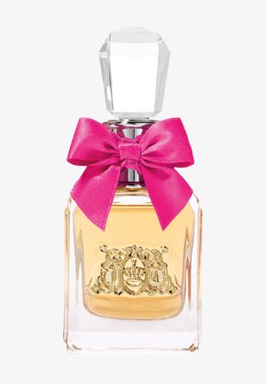 Doorzichtige glazen parfumfles met gouden vloeistof, sierlijk goud embleem, geslepen kristallen dop en een grote felroze satijnen strik rond de hals.