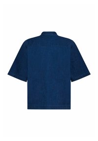Koszula z krótkim rękawem w ciemnoniebieskim dżinsie. Posiada klasyczny kołnierzyk, swobodny krój i prosty dół. Gładka tekstura z minimalnymi detalami szwów.