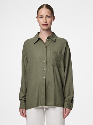 Chemise olive en tissu léger, avec une poche avant, des manches longues et un col classique à poignets boutonnés.