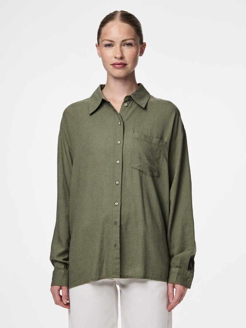 Chemise olive en tissu léger, avec une poche avant, des manches longues et un col classique à poignets boutonnés.