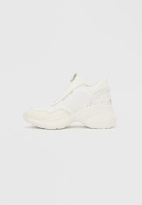 Weiße Sportschuhe mit Reißverschluss, Mesh-Einsätzen, gepolsterter Sohle und markanten Akzenten an der Ferse, die ein modernes Design bieten.