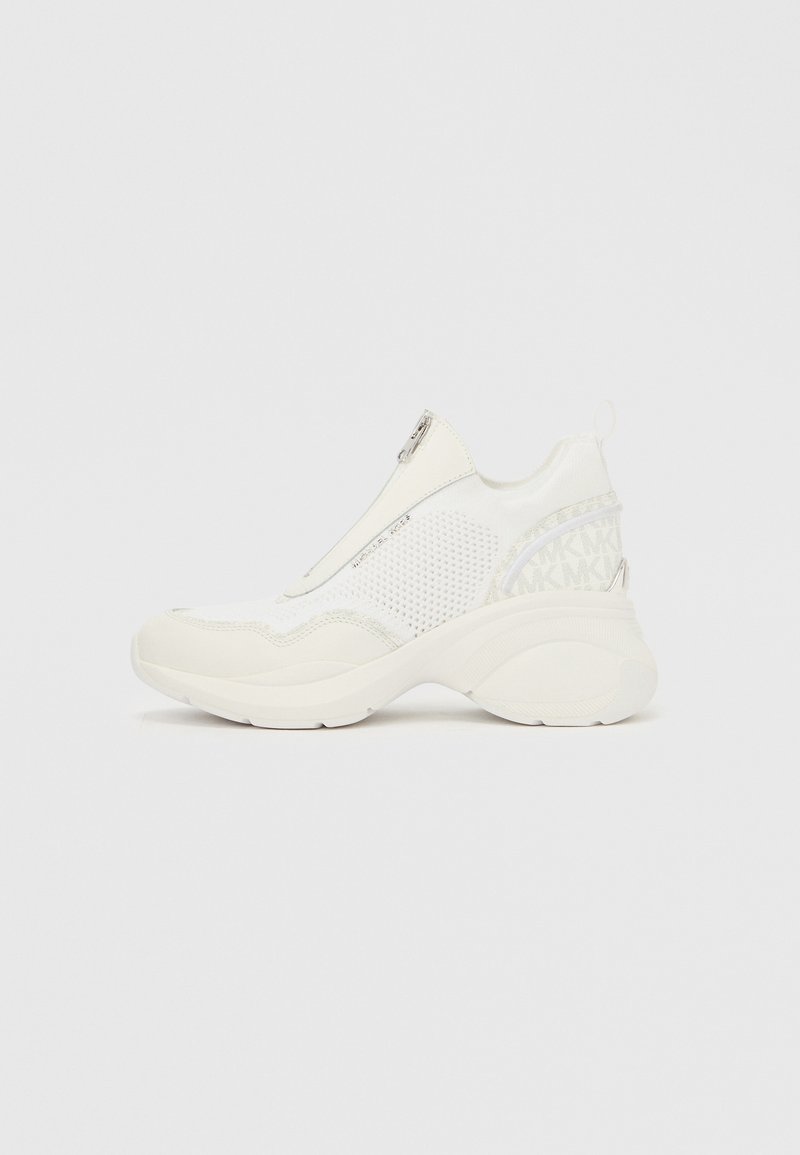 Weiße Sportschuhe mit Reißverschluss, Mesh-Einsätzen, gepolsterter Sohle und markanten Akzenten an der Ferse, die ein modernes Design bieten.