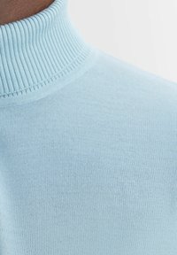 Ljusblåt turtleneck-tröja med ribbat mönster vid kragen och bröstet, tillverkad av mjukt, elastiskt tyg.