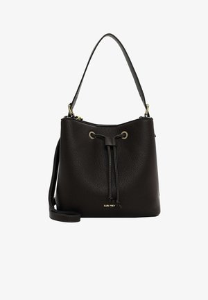 Sac seau en cuir noir avec fermeture à cordon, une poignée plate et une bandoulière ajustable. Accents en métal doré.