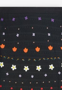 Tissu noir avec un motif texturé et diverses appliques florales en orange, blanc, violet et vert, accompagnées de paillettes décoratives.