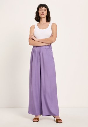 MIT WEITEM BEIN - Stoffhose - purple haze