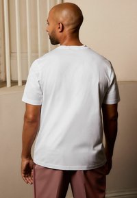 Next REGULAR FIT SIGNATURE SUPIMA  - Basic T-shirt - white