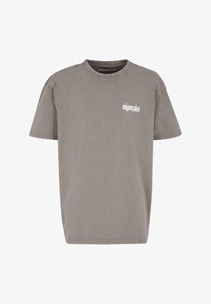 T-shirt en coton gris avec une coupe décontractée. Présente des manches courtes et un petit logo blanc sur la poitrine gauche. Tissu doux et texturé.