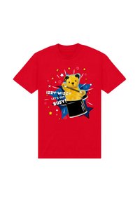 Rød bomulds-t-shirt med et graphic af en gul bjørn, der kommer ud af en sort top hat, omgivet af farverige stjerner og tekst.