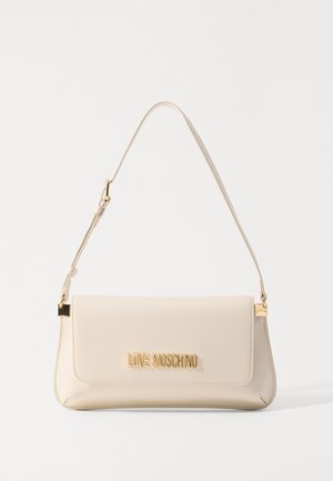Beige suorakulmainen olkalaukku säädettävällä hihnalla ja kultaisella "LOVE MOSCHINO" -logolla etutaskun läpän päällä.